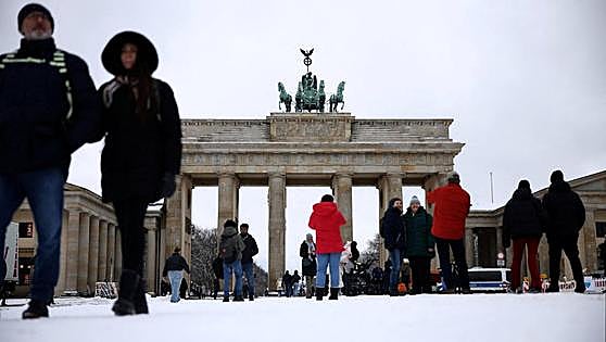 La borrasca 'Gertrud' congela Alemania y fuerza la suspensión de 600 vuelos solo en Fráncfort