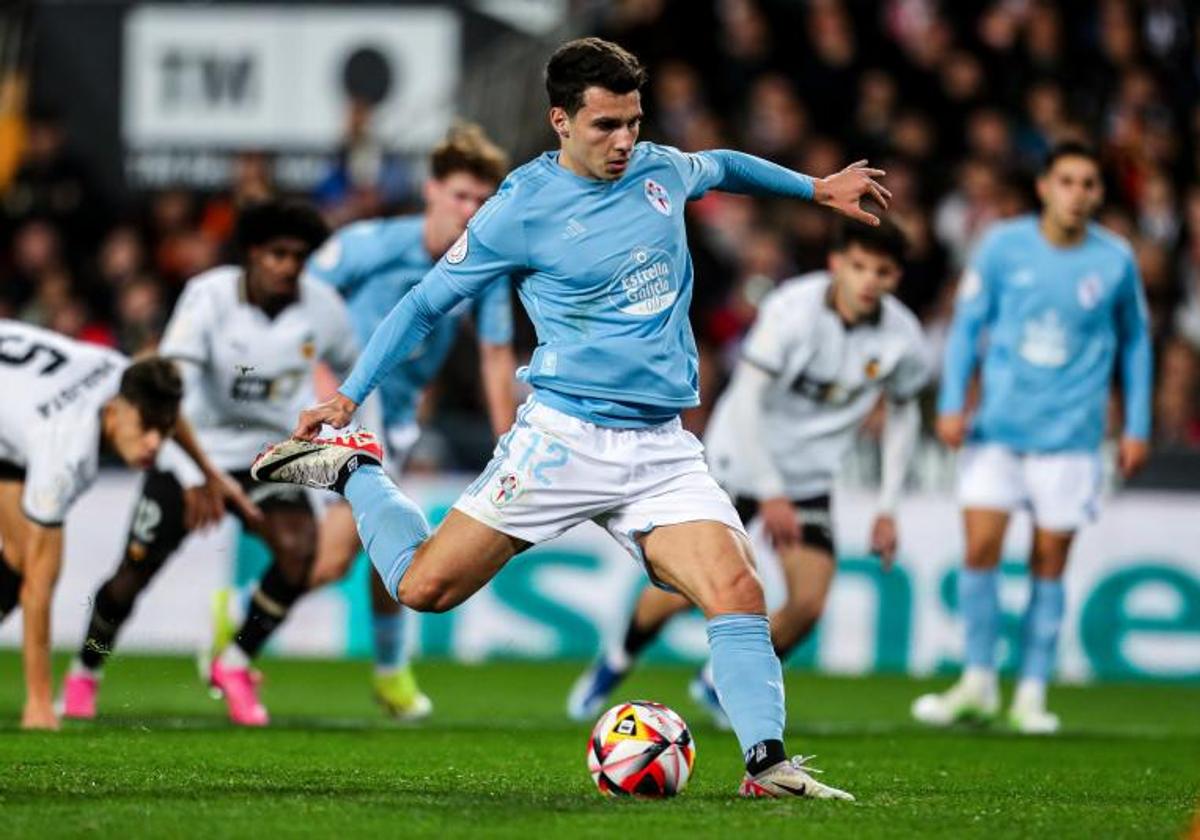 Anastasios Douvikas marca, de penalti, en Mestalla.