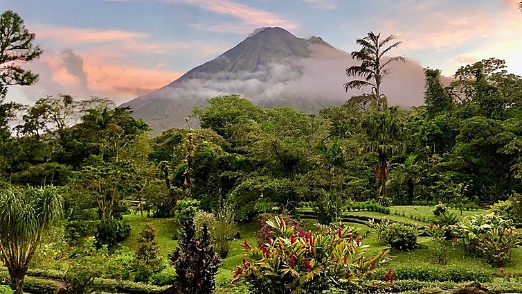 Con estas ofertas a Niza, Costa Rica o Grecia te reirás de la cuesta de enero