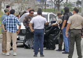 La Policía inspecciona el coche tiroteado del fiscal Suárez.