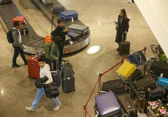 Maletas amontonadas en el aeropuerto de Bilbao los días de los paros de los trabajadores del 'handling' de Iberia.