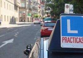 Coche de prácticas de autoescuela