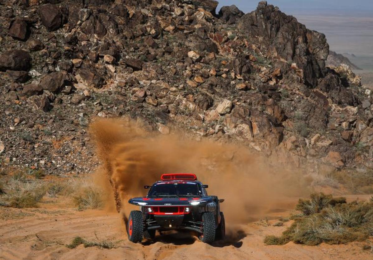 Sainz resiste líder en una etapa de puro Dakar