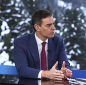 Sánchez se reúne en Davos con el Ibex para tratar de calmar la tensión del último año