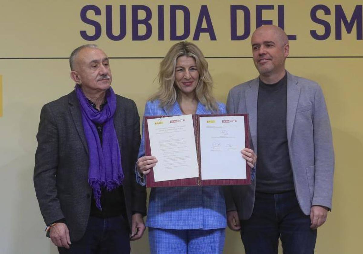 La vicepresidenta segunda, Yolanda Díaz, junto a Pepe Álvarez (UGT) y Unai Sordo (CC OO).