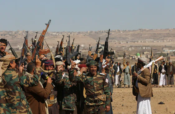 Rebeldes hutíes muestran sus armas en una concentración.
