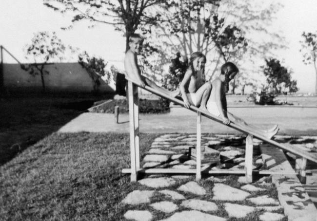 Los hijos de Rudolf Höss en la piscina de su hogar en Auschwitz en una imagen de archivo.