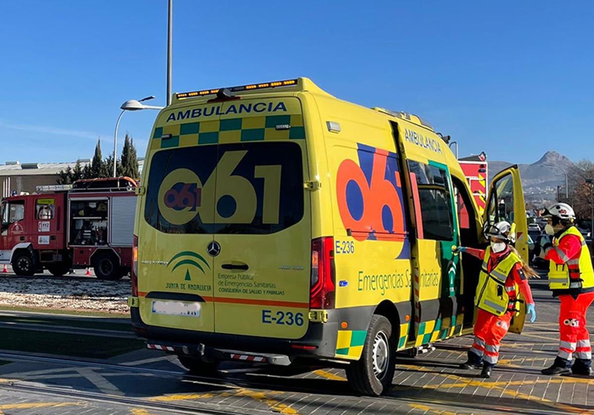 Cuatro menores heridos tras volcar un autobús escolar en Sevilla