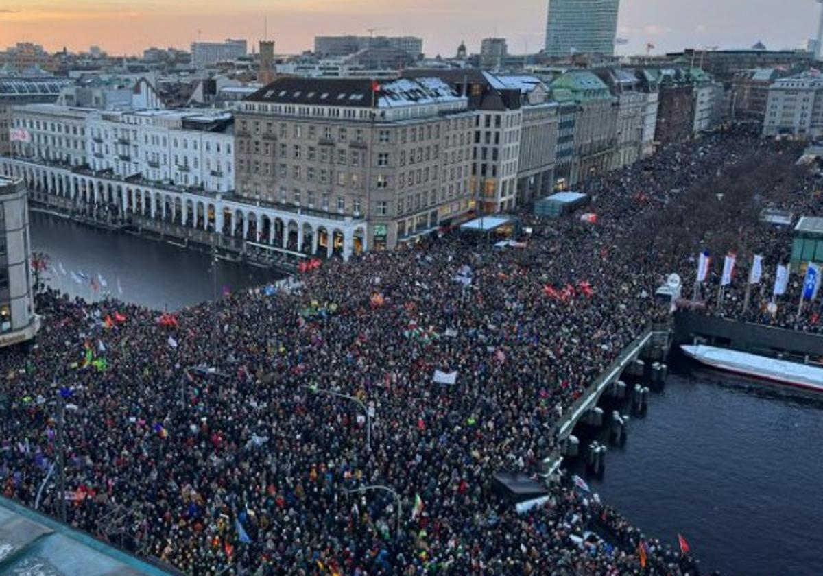 La multitud reunida este viernes en Hamburgo para protestar contra la ultraderecha.