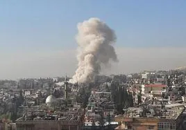 Una columna de humo se eleva de la zona de Damasco donde se registró el atentado.