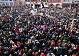 Una plaza abarrotada durante una protesta celebrada este sábado en Fráncfort contra AfD.