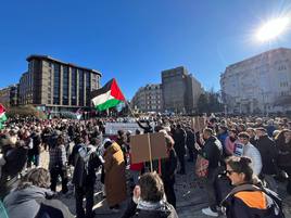 Cientos de manifestantes en la concentración en la Plaza Moyúa de Bilbao.