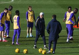 Carlo Ancelotti y su ayudante e hijo, Davide, supervisan el último entrenamiento del Real Madrid previo al duelo ante el Almería.