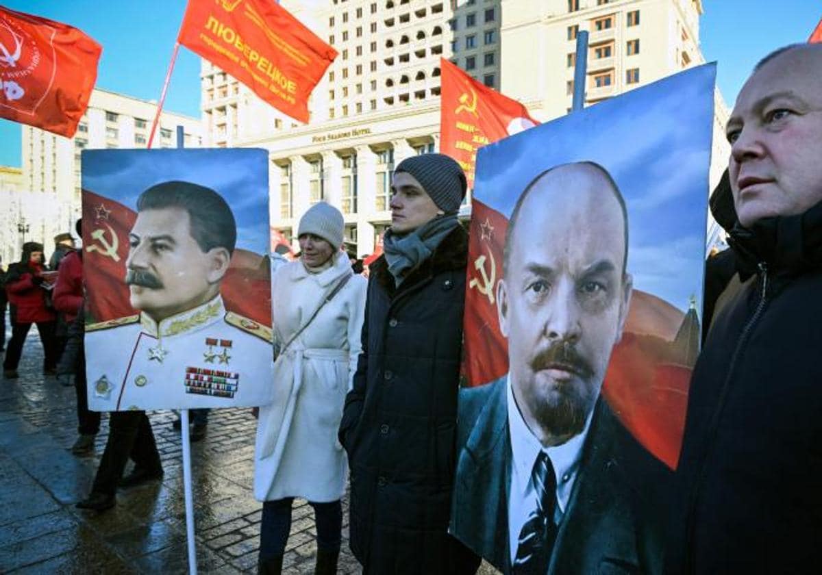 Simpatizantes comunistas muestran en la Plaza Roja imágenes de Lenin y Stalin.