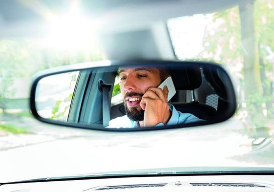 El móvil está prihibido en el coche