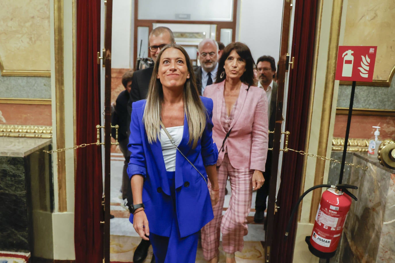 Miriam Nogueras entra a una sesión en el Congreso.