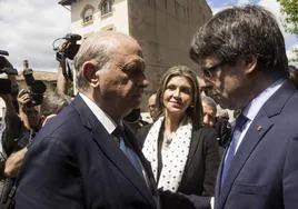El hoy exministro de Interior, Jorge Fernández Díaz, y el expresident Carles Puigdemont en un homenaje a la víctimas de ETA en Vic en 2016.