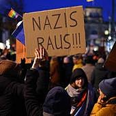 Un participante sostiene un cartel contra la extrema derecha durante la protesta realizada este domingo en Berlín.