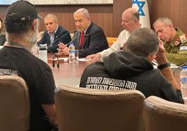 Netanyahu recibió ayer en su despacho a familiales de los rehenes.