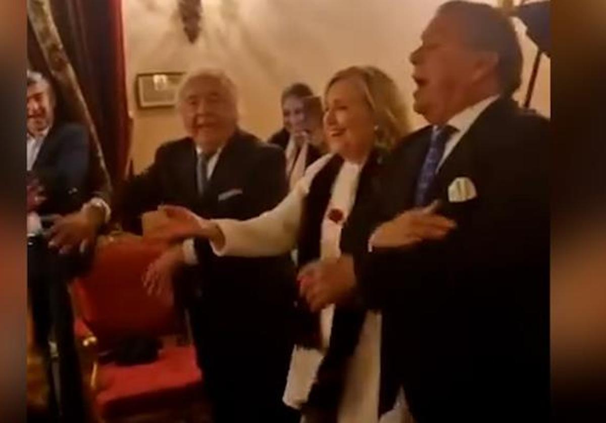 Hillary Clinton baila La Macarena junto con Los del Río