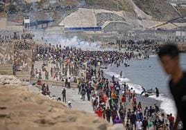 Miles de inmigrantes se dirigen hacia Ceuta el 17 de mayo de 2021.