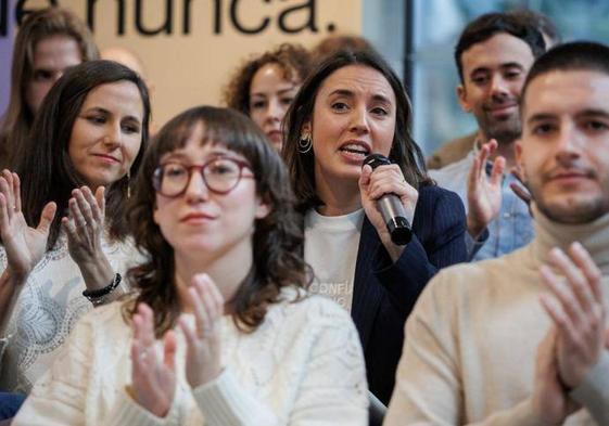 Irene Montero, acompañada de Ione Belarra, presenta su candidatura a las europeas de junio.