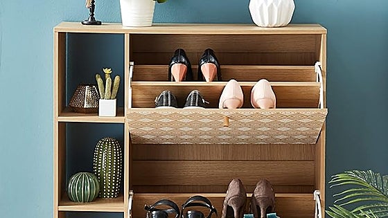 ¿No tienes mucho sitio en casa? Economiza espacio con estos prácticos zapateros para recibidor