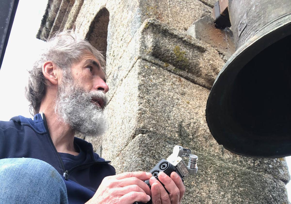 Silverio graba el sonido de una campana en la parroquia de San Martiño de Pazó, en Allariz (Orense).