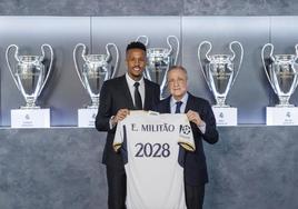 Éder Militao posa junto a Florentino Pérez tras sellar su renovación con el Real Madrid.