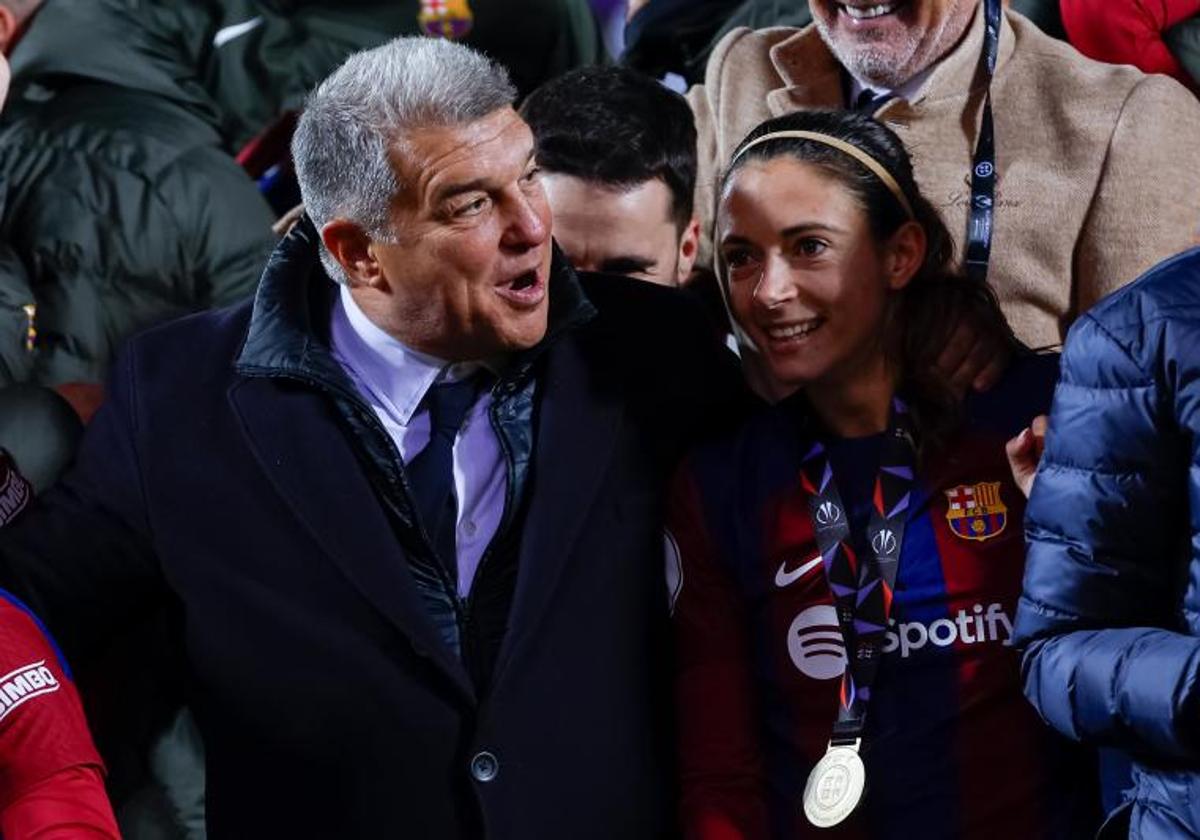 Joan Laporta, presidente del Barça, celebra el título de la Supercopa femenina con Aitana Bonmatí.