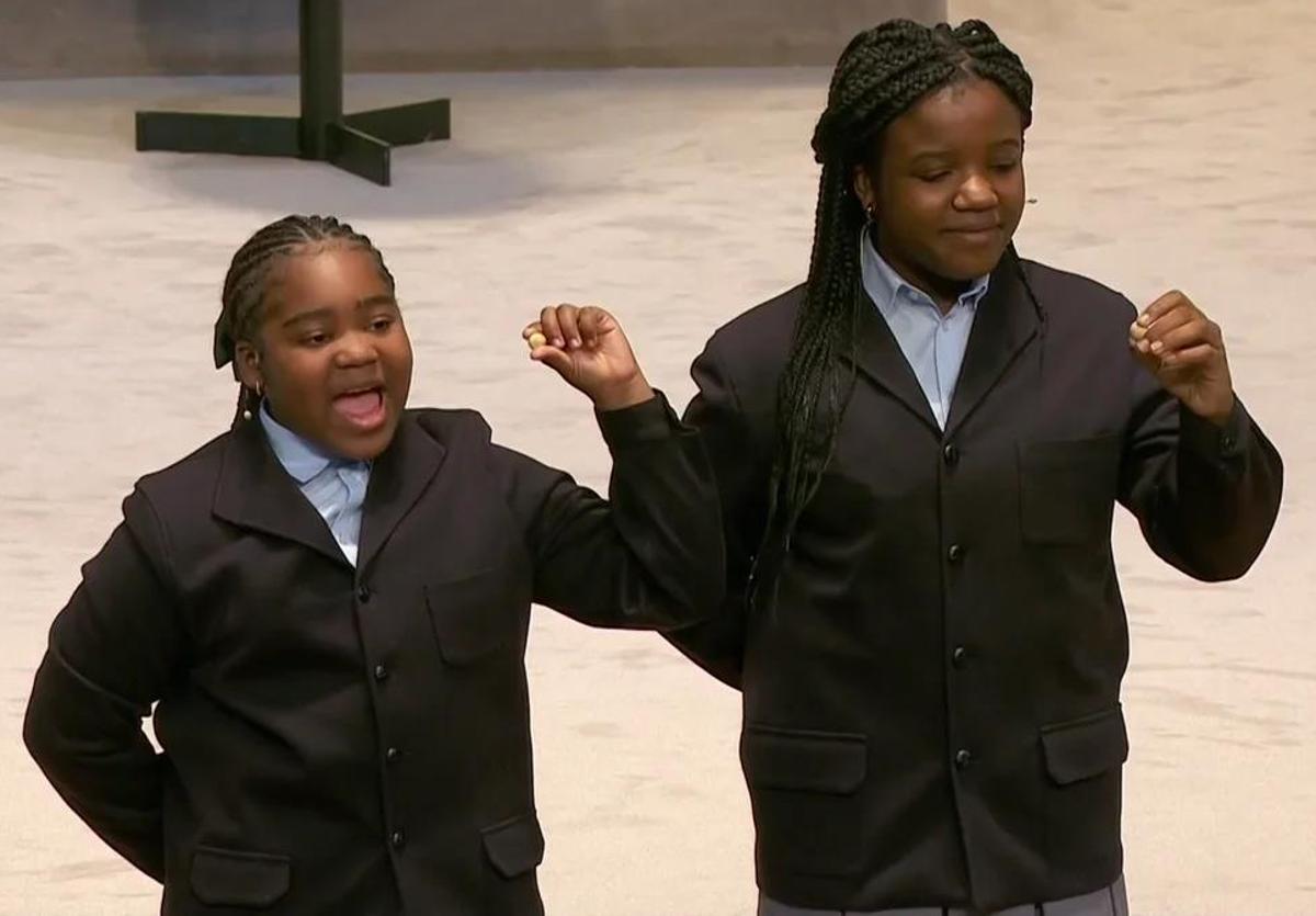 Dos de las niñas de San Ildefonso que cantaron en la Lotería de Navidad.