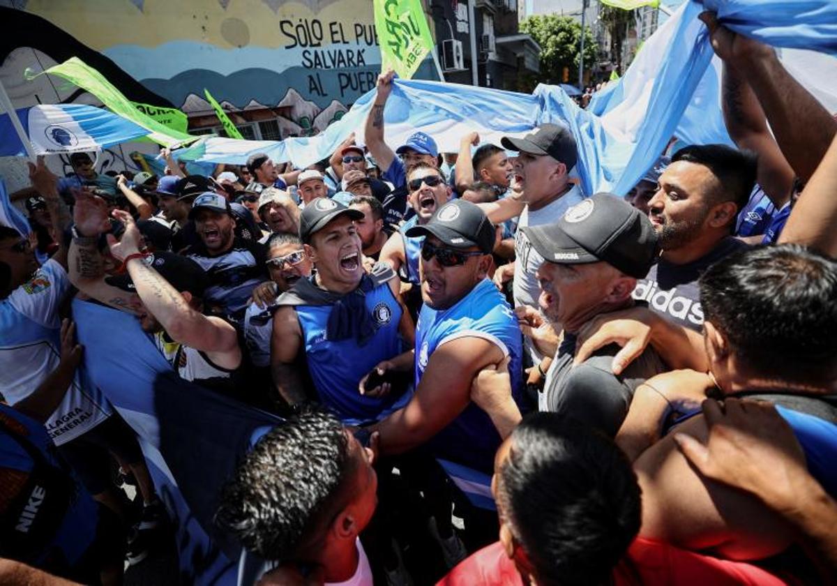 Los argentinos salen a las calles para intentar frenar los recortes de Milei