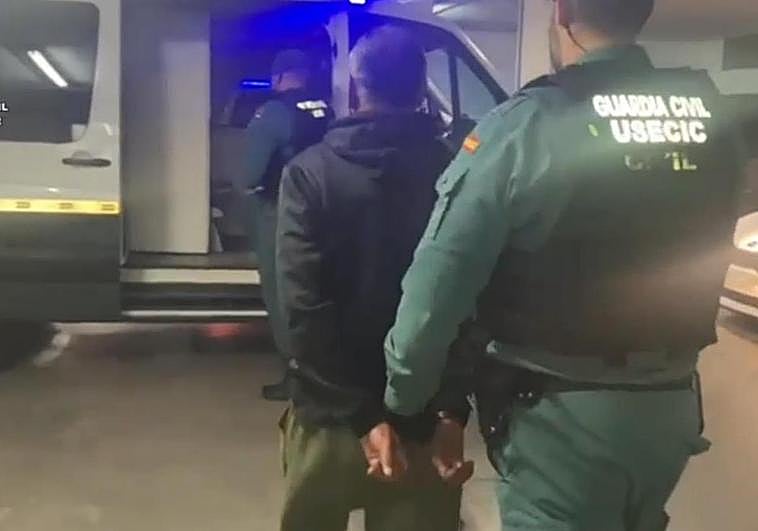 El detenido, trasladado por la Guardia Civil.