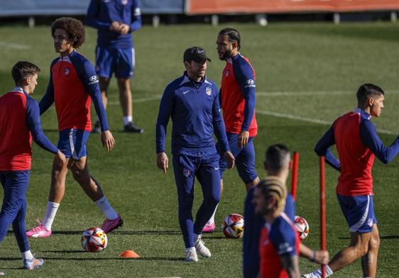 Simeone supervisa el último entrenamiento del Atlético antes de recibir al Sevilla en la Copa del Rey.