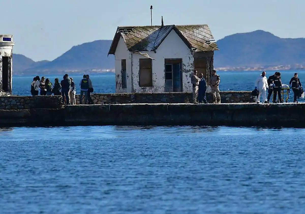 Equipos de trabajo en Los Alcázares tras hallar el cadáver del joven desaparecido, este jueves.
