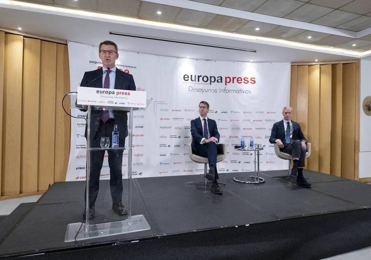 Feijóo presenta al presidente de La Rioja, Gonzalo Capellán, en un desayuno informativo de Europa Press