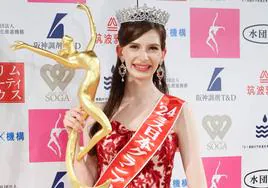 Carolina Shiino, con el trofeo y la banda de Miss Japón en Tokio.