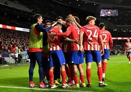 Los jugadores del Atlético celebran el gol de Memphis que selló el triunfo ante el Sevilla.