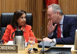 Margarita Robles conversa con Alberto Fabra durante la Comisión de Defensa del Congreos.