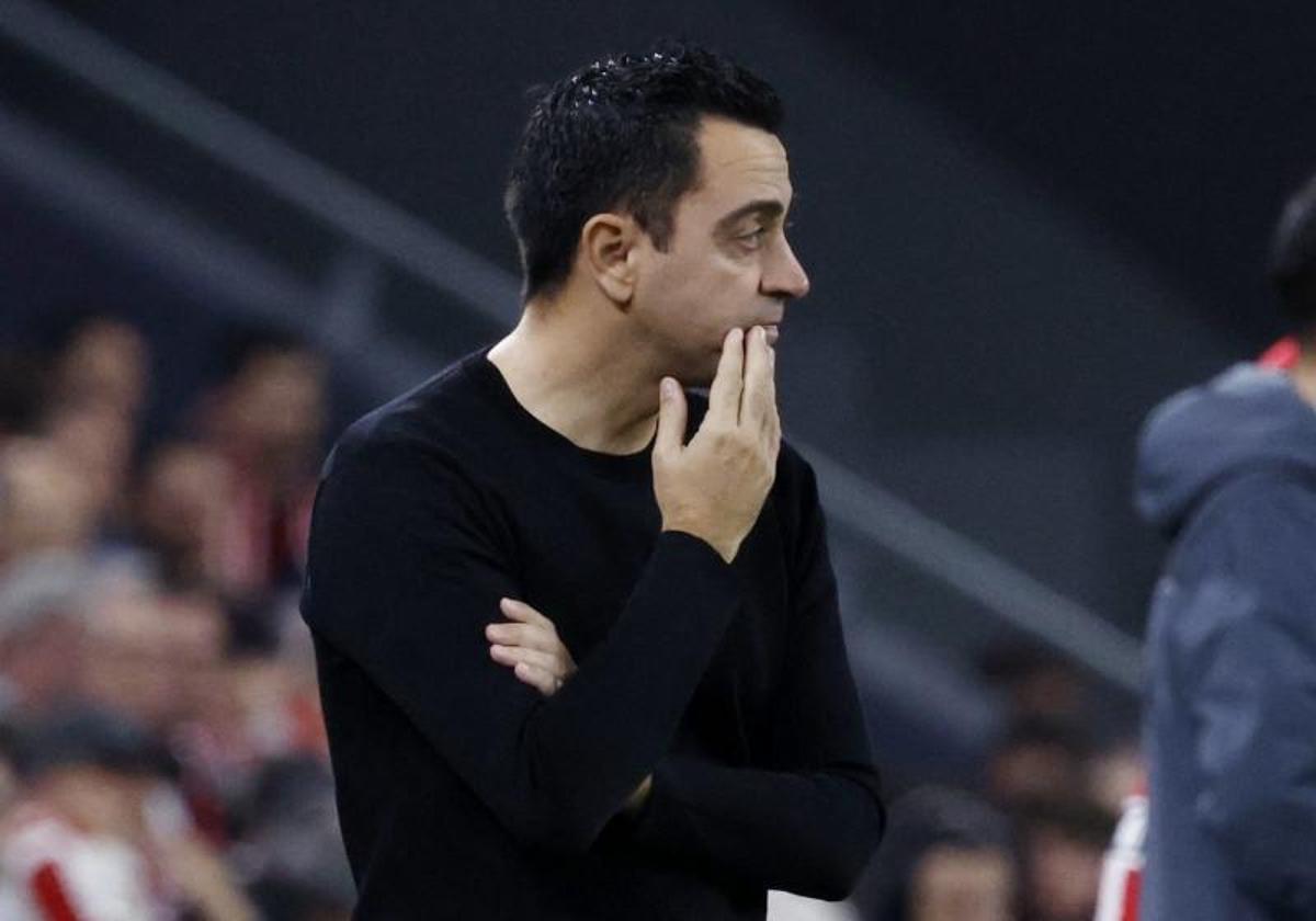 Xavi Hernández, preocupado durante el partido ante el Athletic.