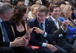 El líder del PP, Alberto Núñez Feijoó, la presidenta de la comunidad de Madrid, Isabel Díaz Ayuso (2i), y el alcalde de Madrid, José Luis Martínez-Almeida en FITUR.