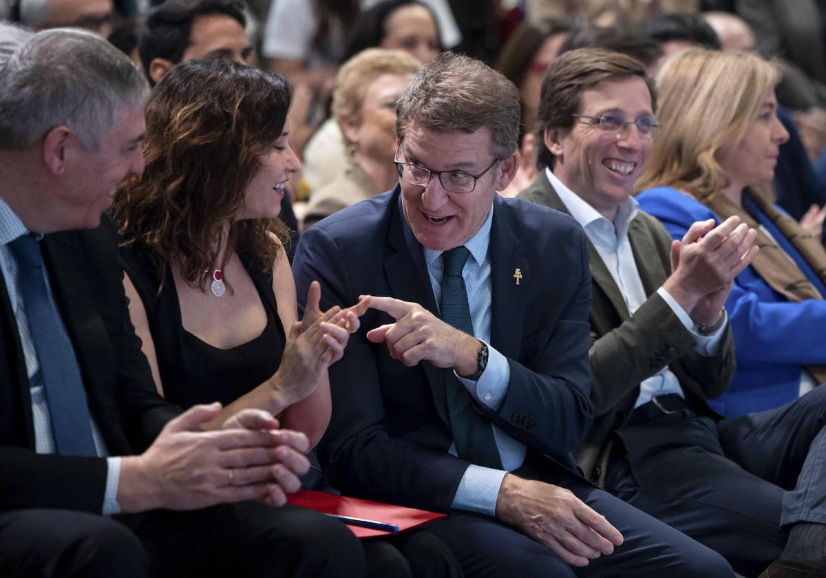 El líder del PP, Alberto Núñez Feijoó, la presidenta de la comunidad de Madrid, Isabel Díaz Ayuso (2i), y el alcalde de Madrid, José Luis Martínez-Almeida en FITUR.