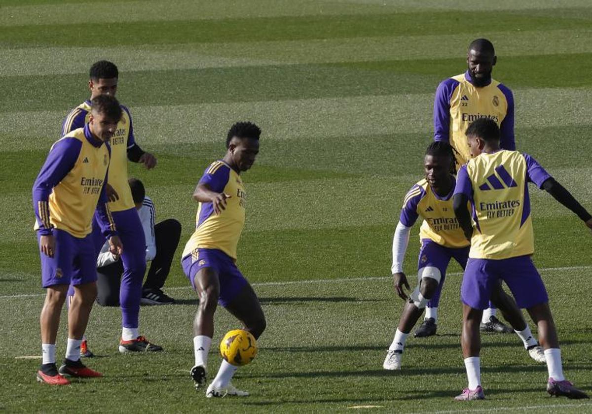 Los futbolistas del Real Madrid preparan el partido ante la U. D. Las Palmas.