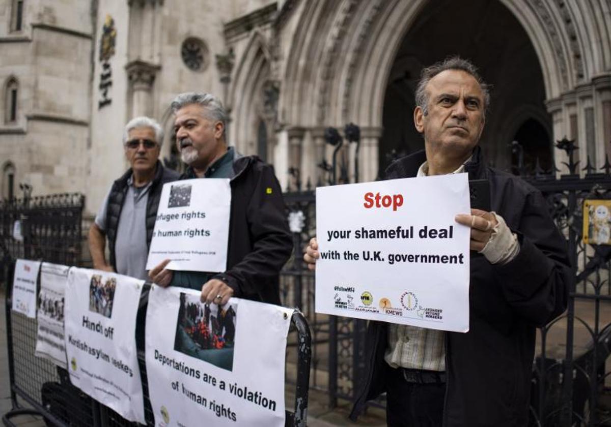 Imagen de archivo de una protesta en Londres contra el plan del Gobierno británico para deportar migrantes a Ruanda.