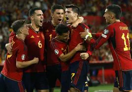 Los jugadores de la selección española celebran la victoria del pasado mes de octubre frente a Escocia.