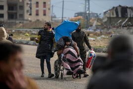 Refugiados palestinos se desplaza en Gaza.