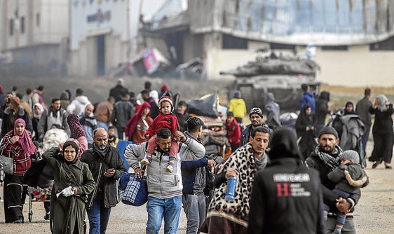 Refugiados en el campo de Khan Younis, bombardeado por Israel.