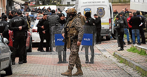 Agentes de la policía turca acordonan los alrededores de la iglesia.