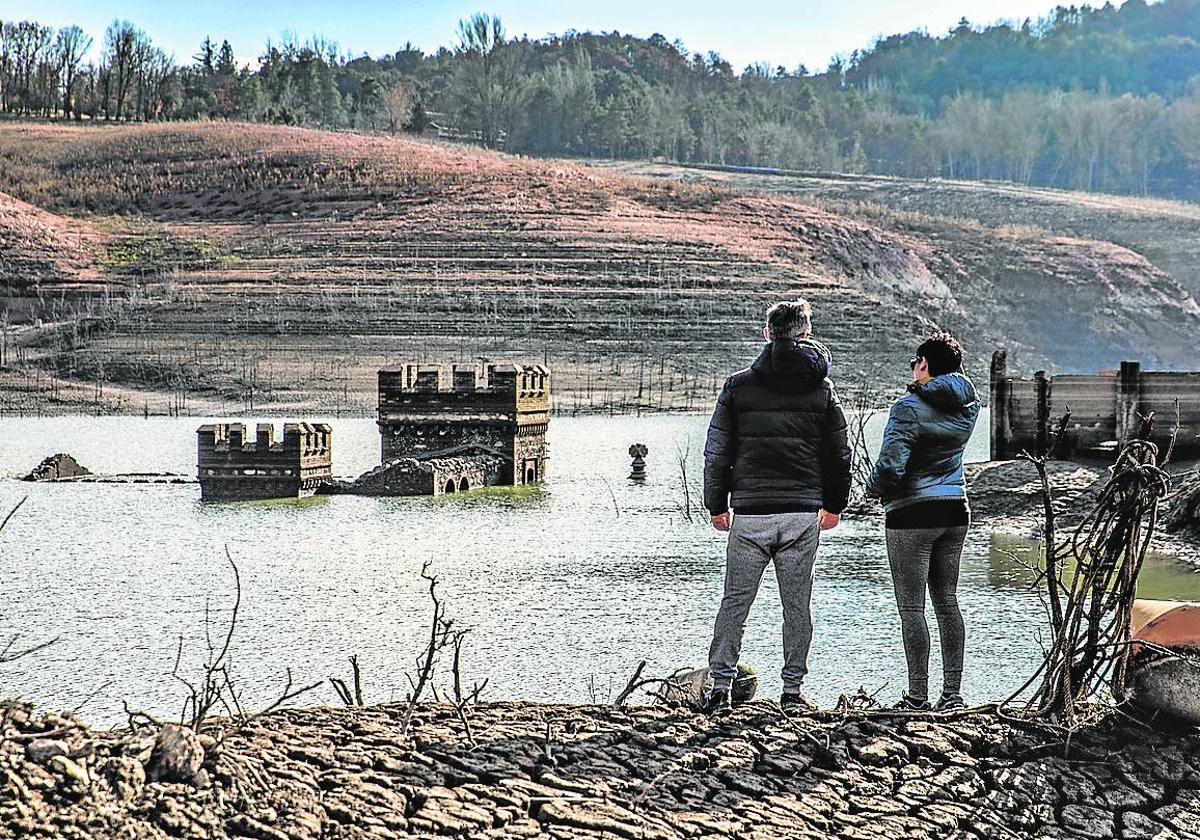 Con la sequía han aflorado algunos edificios de un antiguo pueblo sumergido.