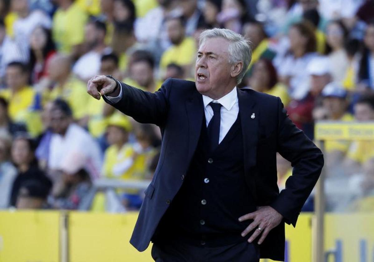 Carlo Ancelotti da indicaciones durante el Las Palmas-Real Madrid.